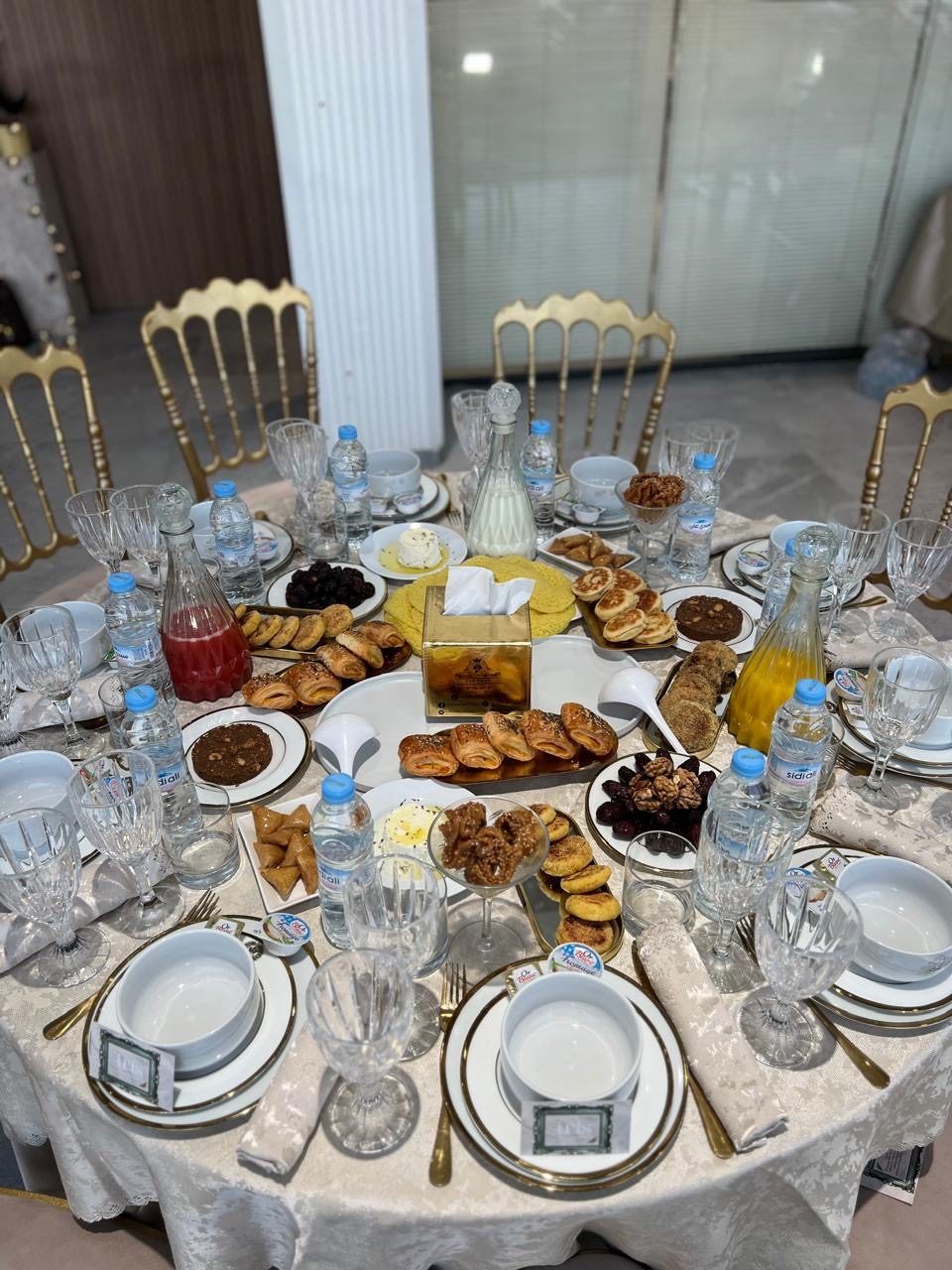 مائدة فطور مغربي عامرة بالمسمن والبريوات