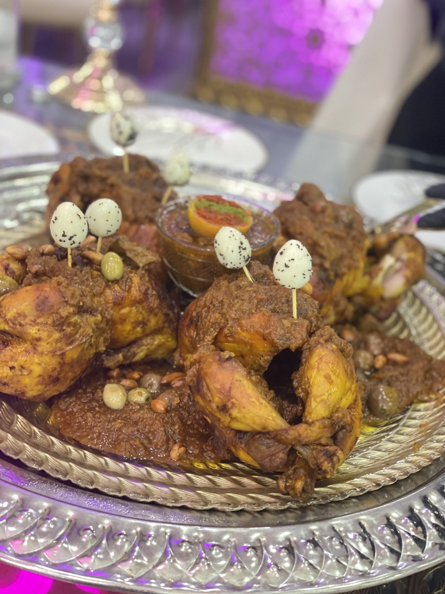 طبق دجاج على الطريقة المغربية بالزيتون واللوز