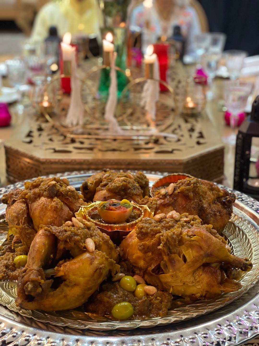طبق دجاج مشوي باللوز في ديكور احتفالي